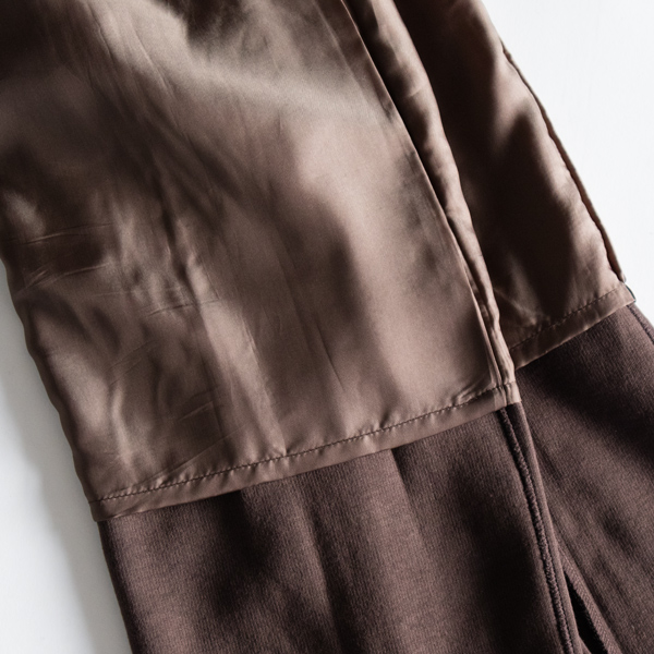 ウールがチクチクしないよう膝下あたりまで内布を付けています(BROWN)