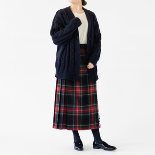 スカートと合わせるとフェミニンな装いに仕上がります(NAVY・モデル身長162cm) スカートと合わせるとフェミニンな装いに仕上がります(NAVY・モデル身長162cm)