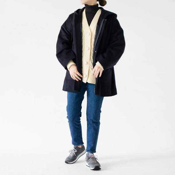 厚手のニットの上からも羽織れます(NAVY、モデル身長：162cm)