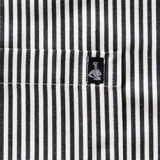 右脇ポケットにはロゴの刺繍タグがあります(ブラック)