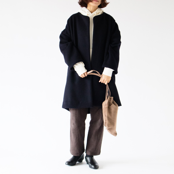 パーカーとの相性も良いです（NAVY/モデル身長：163cm）