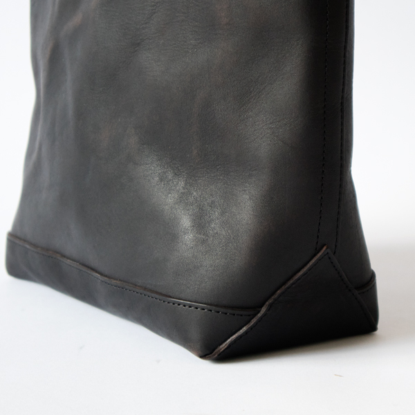 マチがあり荷物が入れやすい(BLACK)