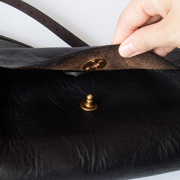 施錠金具はワンタッチで開閉できるタイプ(BLACK)