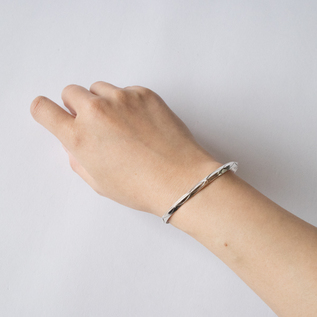 スターリングシルバー バングル SLIM J／FIRST AMERICAN TRADERS