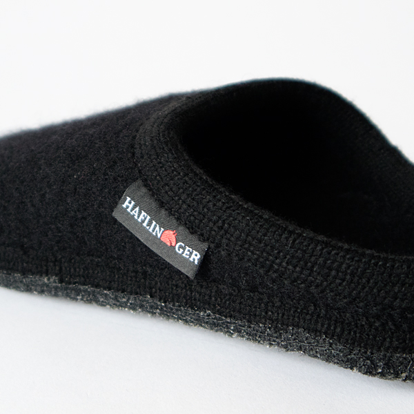 アッパーには、軽くてしなやかで丈夫なボイルドウールを使用 アッパーには、軽くてしなやかで丈夫なボイルドウールを使用