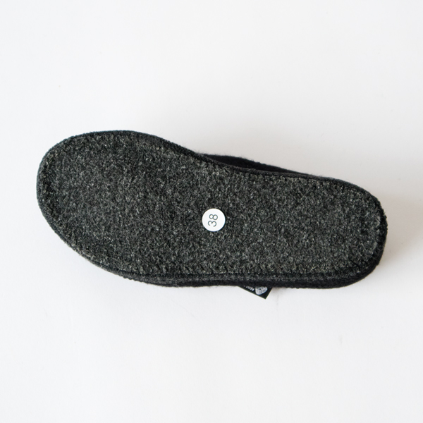 ソールにはラテックスコーティングが施されており、フローリングでも滑りにくいです ソールにはラテックスコーティングが施されており、フローリングでも滑りにくいです