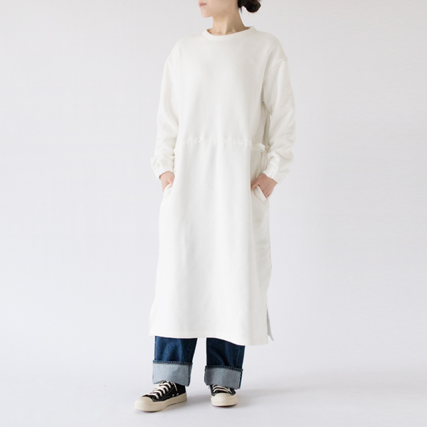デニムとあわせてカジュアルなスタイルにも(OFF WHITE・モデル身長162cm)