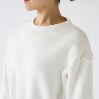 すっきりとした首元(OFF WHITE) すっきりとした首元(OFF WHITE)