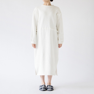 絞らないスタイルで自然な落ち感(OFF WHITE・モデル身長162cm) 絞らないスタイルで自然な落ち感(OFF WHITE・モデル身長162cm)