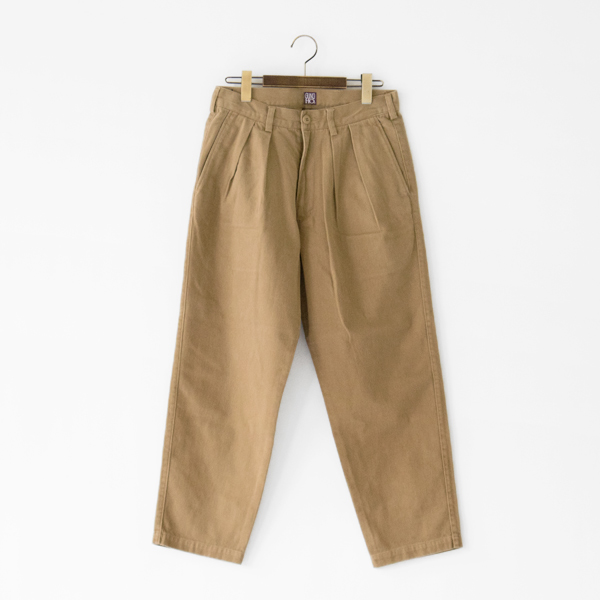 2タックテーパートラウザー（KHAKI）