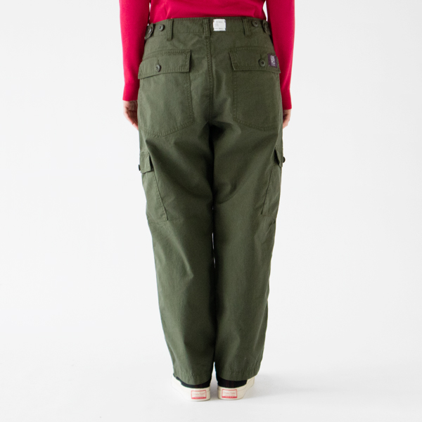 大きなお尻ポケット(モデル身長162cm) 大きなお尻ポケット(モデル身長162cm)