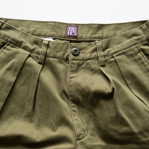 2タックで正面シルエットが綺麗に（OLIVE）