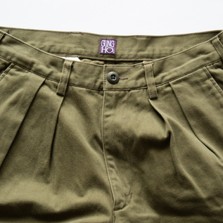 2タックで正面シルエットが綺麗に（OLIVE）