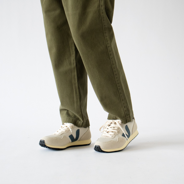 長すぎない裾丈（モデル身長162cm、OLIVE）