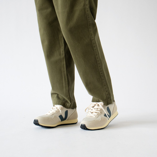 長すぎない裾丈（モデル身長162cm、OLIVE）