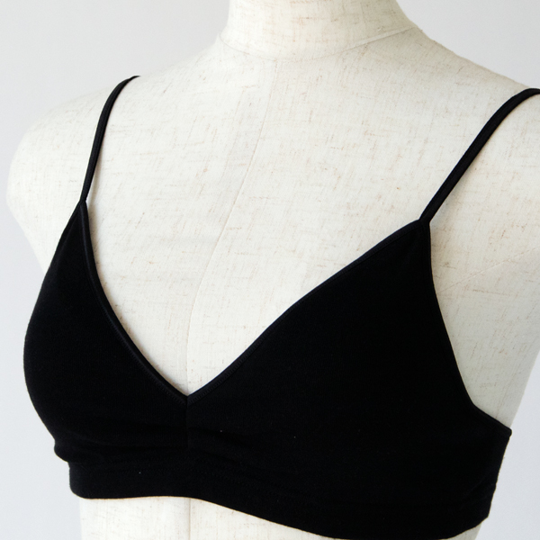 洋服の胸元に響かない深いVネックデザイン(BLACK)