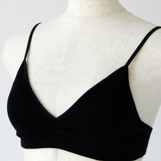 洋服の胸元に響かない深いVネックデザイン(BLACK)