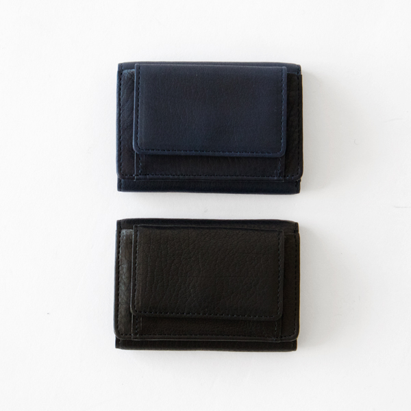 上・Indigo blue、下・black