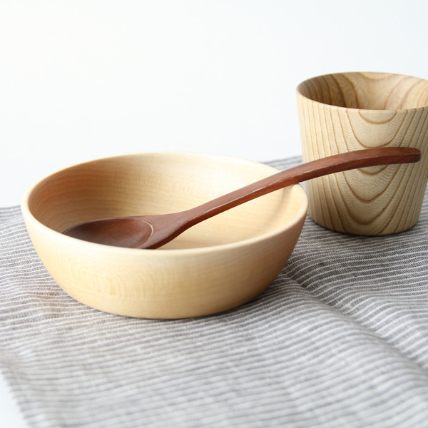 木製の食器は食卓に優しい雰囲気を作り出します