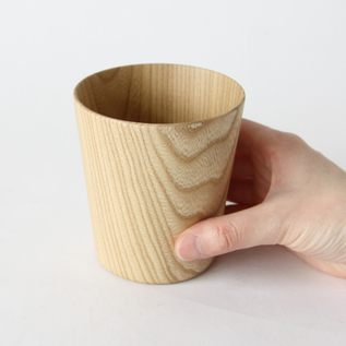 厚さ2mm灯りにかざすと透けるようで、まるで紙で作ったよう 厚さ2mm灯りにかざすと透けるようで、まるで紙で作ったよう