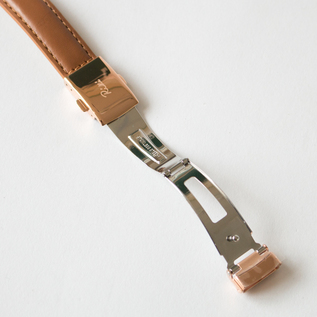 プッシュ式バックル/両サイドのボタンを押すと簡単に外せます(BROWN(AKPD026)) プッシュ式バックル/両サイドのボタンを押すと簡単に外せます(BROWN(AKPD026))