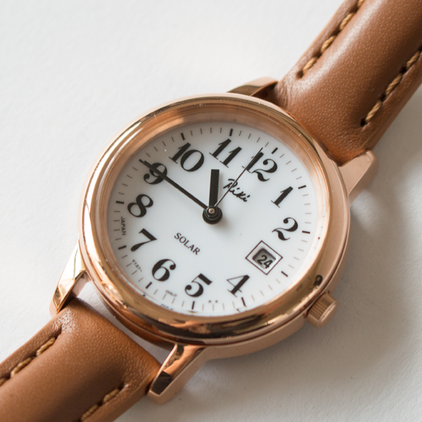 アラビア数字の文字盤とカレンダー機能(BROWN(AKQD035)) アラビア数字の文字盤とカレンダー機能(BROWN(AKQD035))