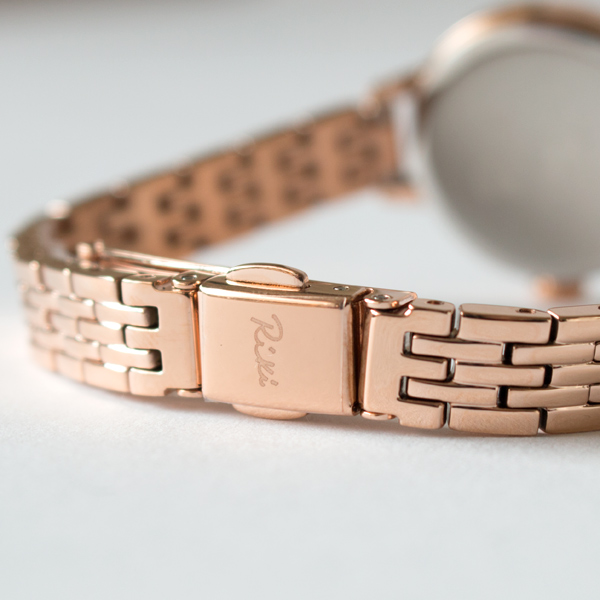 さりげなく上品さを添える「Riki」のロゴ(GOLD(AKQK032)) さりげなく上品さを添える「Riki」のロゴ(GOLD(AKQK032))