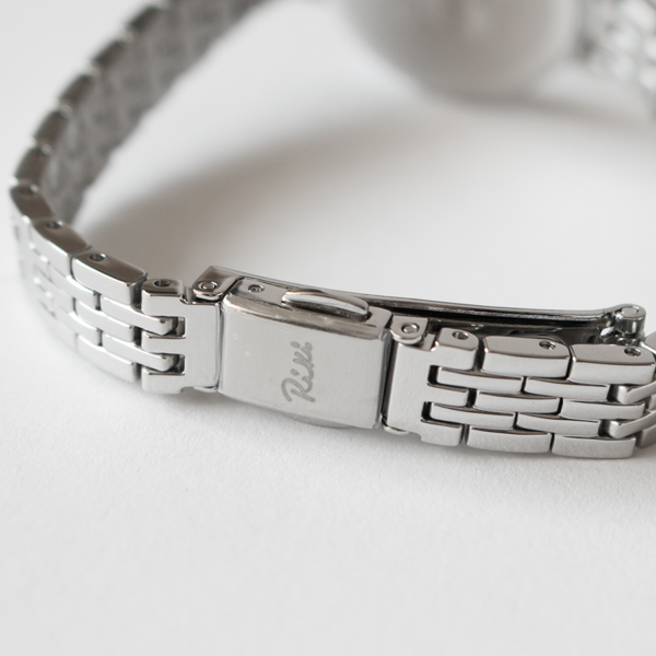 デザインに馴染むシンプルなロゴ(SILVER(AKQK033)) デザインに馴染むシンプルなロゴ(SILVER(AKQK033))