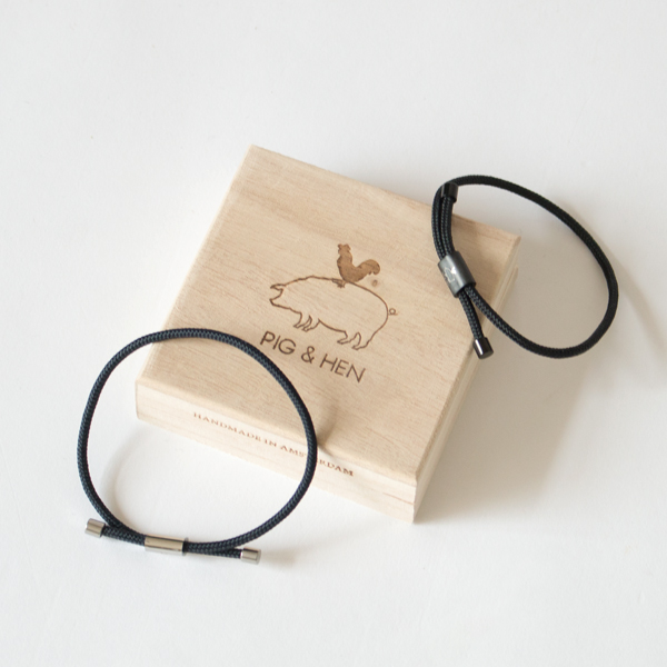 専用の木製ケースに入っています（手前：NAVY、奥：BLACK）