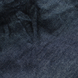季節を問わない丁度良い厚みの生地です（NAVY）