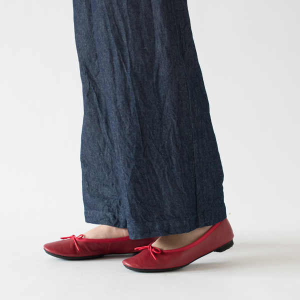 足元からちらりとシューズを覗かせて（NAVY）