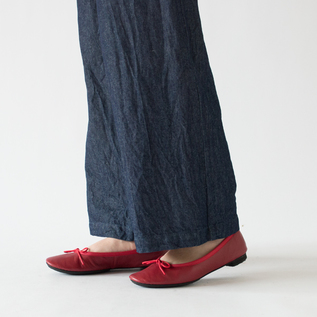 足元からちらりとシューズを覗かせて（NAVY）