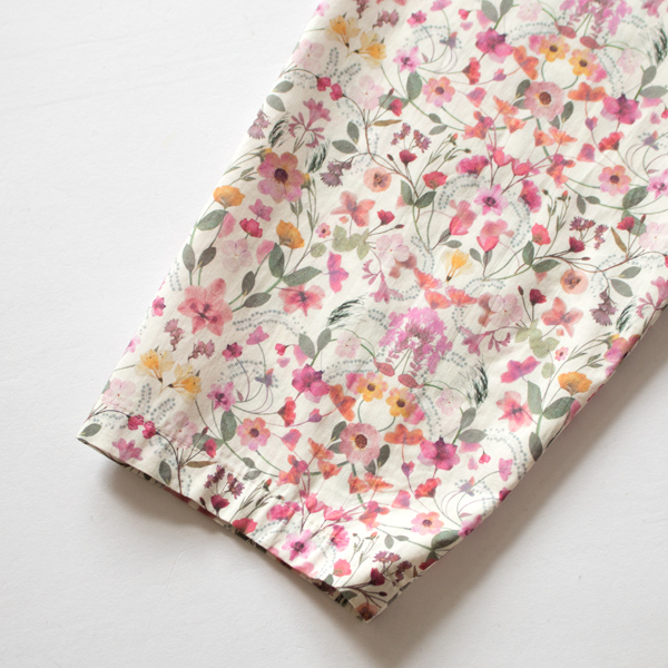 繊細な押し花が描かれています 繊細な押し花が描かれています