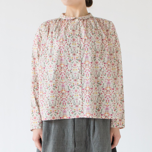 リバティ丸襟ブラウス(モデル身長162cm) リバティ丸襟ブラウス(モデル身長162cm)