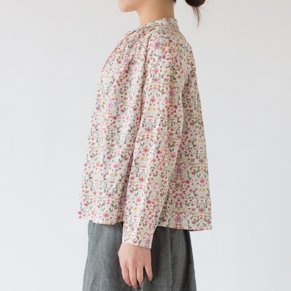 リバティ丸襟ブラウス(モデル身長162cm) リバティ丸襟ブラウス(モデル身長162cm)