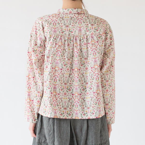 リバティ丸襟ブラウス(モデル身長162cm) リバティ丸襟ブラウス(モデル身長162cm)