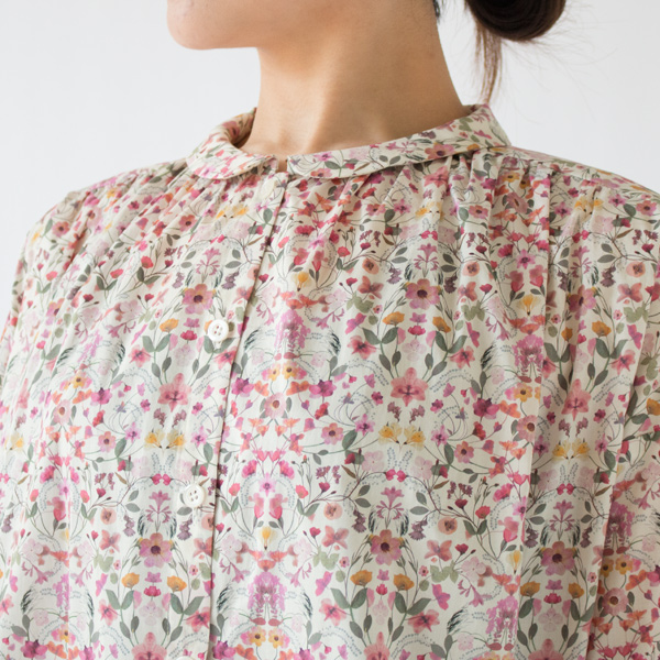 たっぷりとギャザーが施されています たっぷりとギャザーが施されています