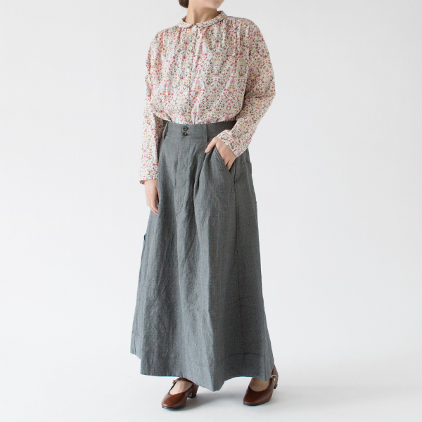 スカートに合わせればより品のある装いに仕上がります(モデル身長162cm) スカートに合わせればより品のある装いに仕上がります(モデル身長162cm)