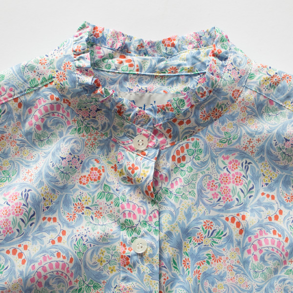 襟元はフリル仕様になっています 襟元はフリル仕様になっています