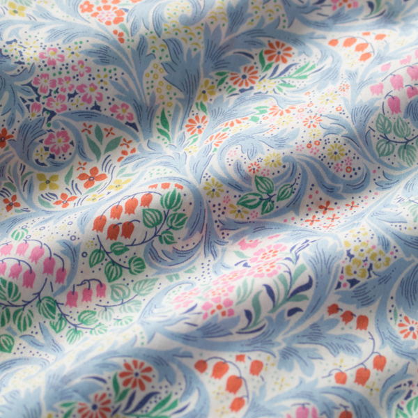 繊細な花が、上品な葉に囲まれた小さな斑点や星のブランケットの上に広がります 繊細な花が、上品な葉に囲まれた小さな斑点や星のブランケットの上に広がります