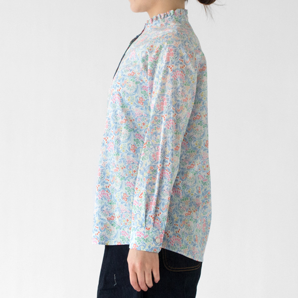 リバティスタンドフリルカラーブラウス(モデル身長162cm) リバティスタンドフリルカラーブラウス(モデル身長162cm)