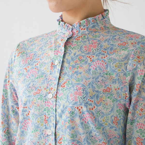 首元のフリルからは、柔らかな女性らしさを感じます 首元のフリルからは、柔らかな女性らしさを感じます