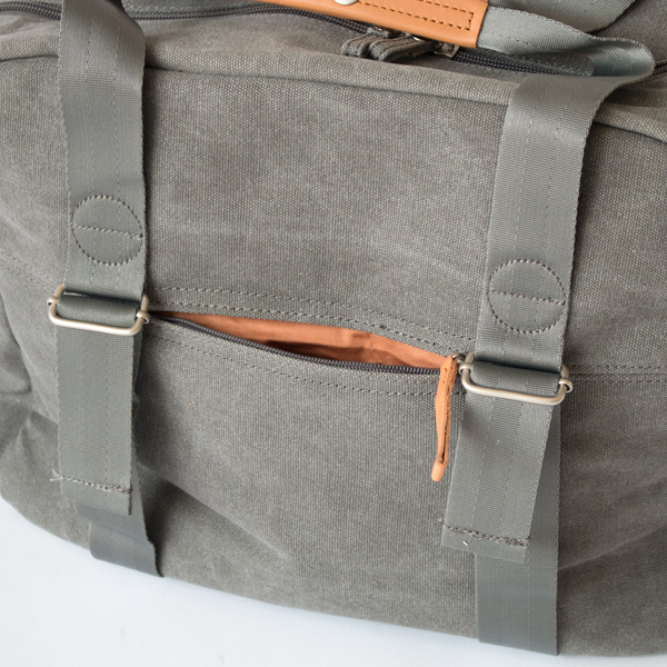 ファスナー付きの外ポケット ファスナー付きの外ポケット