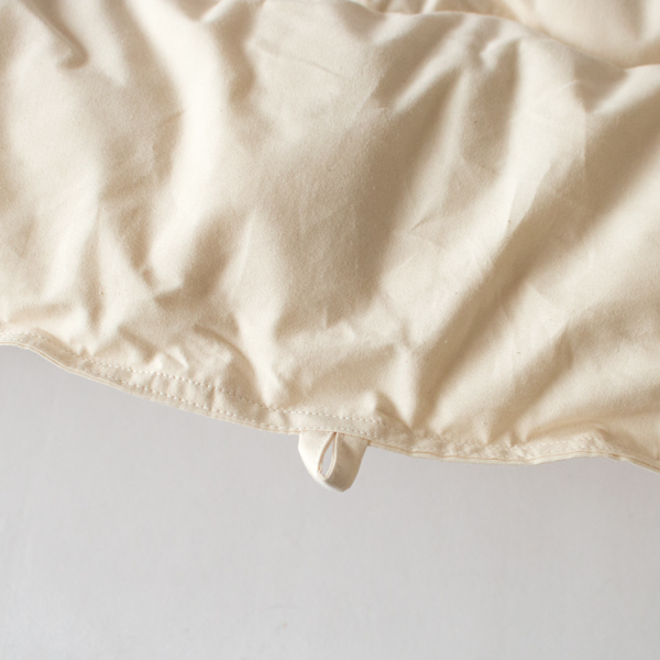 カバーずれ防止用にふとんの四隅、四辺中央の計8か所に輪（ループ）がついています