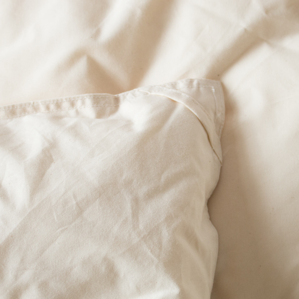 カバーずれ防止用にふとんの四隅、四辺中央の計8か所に輪（ループ）がついています