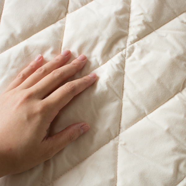 滑らかな肌触りでありながら、防ダニ仕様でホコリが出にくいという特徴も 滑らかな肌触りでありながら、防ダニ仕様でホコリが出にくいという特徴も