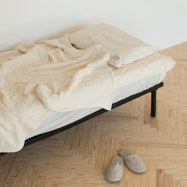 寝具の種類を選ばず軽量タイプの敷ふとんにも、厚みのあるベッドマットレスにも重ねることができます 寝具の種類を選ばず軽量タイプの敷ふとんにも、厚みのあるベッドマットレスにも重ねることができます