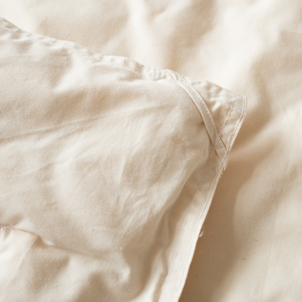 カバーずれ防止用にふとんの四隅、四辺中央の計8か所に輪（ループ）がついています