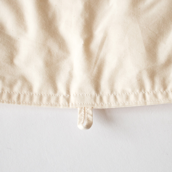 カバーずれ防止用にふとんの四隅、四辺中央の計8か所に輪（ループ）がついています