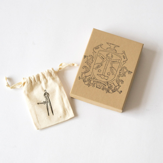 専用ボックス、巾着付き(巾着の絵柄はランダムです。入荷時期によって画像と異なる箱になっておりますので、ご了承ください。) 専用ボックス、巾着付き(巾着の絵柄はランダムです。入荷時期によって画像と異なる箱になっておりますので、ご了承ください。)